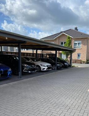 Foto - Carport-Stellplatz in Neubaugebiet, Sackgasse, beleuchtet