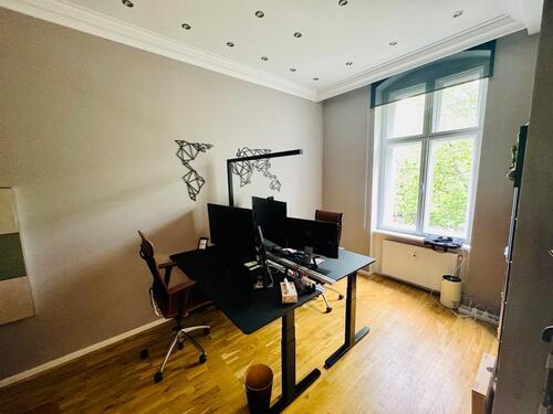  2 ausgestattete Arbeitsplätze zur Unter-Miete