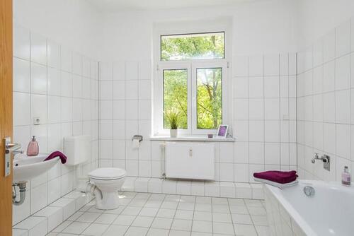 Foto - geräumiges Tageslichtbad mit Wanne + Dusche