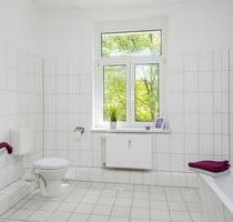 geräumiges Tageslichtbad mit Wanne + Dusche - Magdeburg Leipziger Straße
