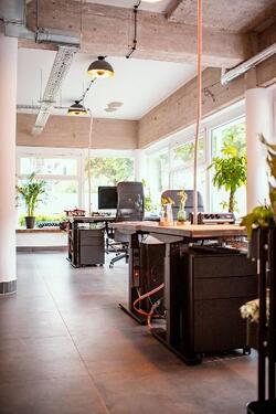 Foto - Moderner Schreibtischplatz in vollausgetattetem Büro in Duisburg - All-in-Miete