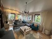 Foto - Einfamilienhaus mit Nachbarhaus und Pool