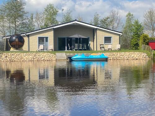 Foto - Last Minute, Ferienhaus am See (1-8 Pers.) mit Panorama Außen Sauna, Tretboot, Whirlwanne, Kamin, Kinderspieleparadies