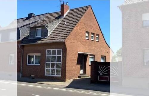 Foto - Haus mit Garage und großem Garten