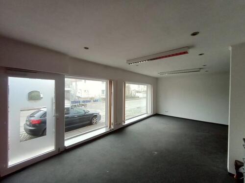 Foto - Büro-Ladenfläche mit Parkplätzen in zentraler Lage