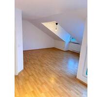 Helle 2-Zimmer-Dachgeschosswohnung mit Balkon & Einbauküche in Ingolstadt-Süd