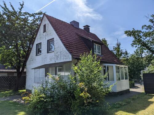 Foto - Einfamilienhaus mit Garage und Garten
