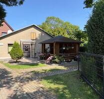 Ostseeurlaub Ferienhaus Rügen, großes Grundstück mit Pavillon - Dranske
