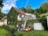 Foto - Wohnhaus mit Garage, Sonnenterrasse, Berggarten und Gewölbekeller