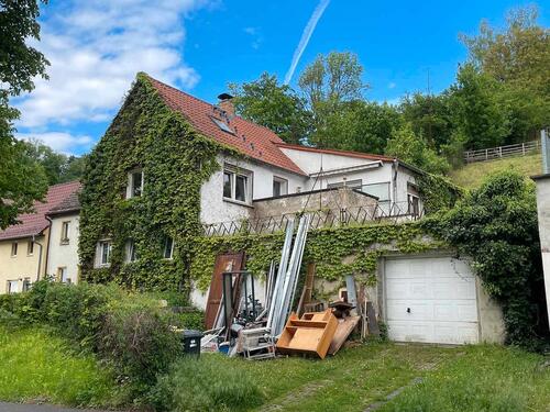 Foto - Wohnhaus mit Garage, Sonnenterrasse, Berggarten und Gewölbekeller