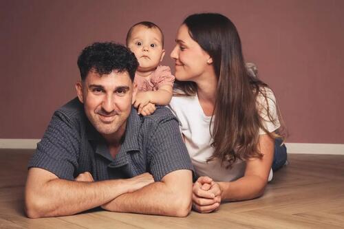 Foto - Junge Familie mit dem Traum von einem eigenem Haus