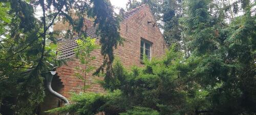 Foto - Kleines Haus und kleiner Bungalow auf großem Grundstück