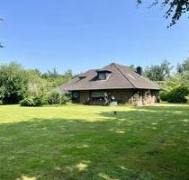 Freistehender Bungalow auf großem Grundstück zu verkaufen - Mildstedt