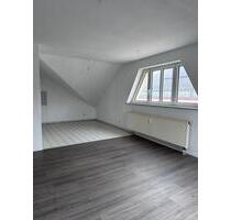 Licht & Luft unter dem Dach – moderne 3-Raum-Wohnung mit offener Küche im Herzen von Glauchau