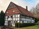 Foto - Historisches Fachwerkhaus in dörflicher Lage