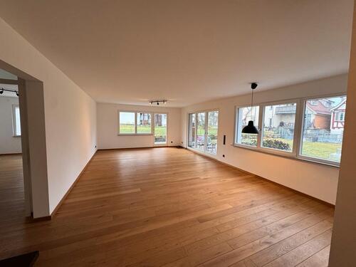 Foto - Helle und geräumige Gewerbeeinheit mit TG-Stellplatz und Terrasse