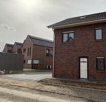 ANFRAGESTOPP! Exklusive Neubau-Doppelhaushälfte (KfW 40) - Steinfeld (Oldenburg)
