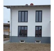 Doppelhaushälfte Neubau - 1.350,00&nbsp;EUR Kaltmiete, ca.&nbsp; 157,00&nbsp;m&sup2; in Simbach (PLZ: 94436)