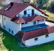Vielseitige Immobilie mit 2 Wohneinheiten und 150 m² Garagen - Lageranbau - Mundelsheim