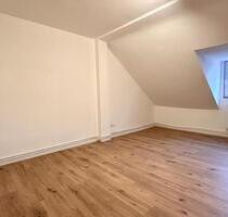 Helle 2-Zimmer-Dachgeschosswohnung mit Einbauküche – frisch renoviert - Kiel Gaarden-Ost