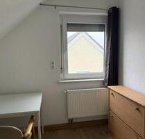 ein Zim. frei von möbiliziert Vier Zimmer Wohnung 7Km von Zentrum - Stuttgart Bad Cannstatt