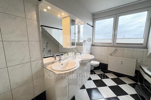 Foto - Helle und großzügige 3-Zimmer-Dachgeschosswohnung im Zentrum von Neunkirchen-Seelscheid.