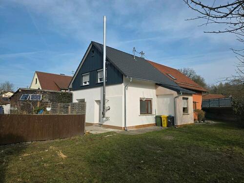 Foto - sanierte DHH mit eigenem Flusszugang