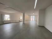 Foto - Gewerbefläche mit Lastenaufzug, Laderampe & Stellplätzen
