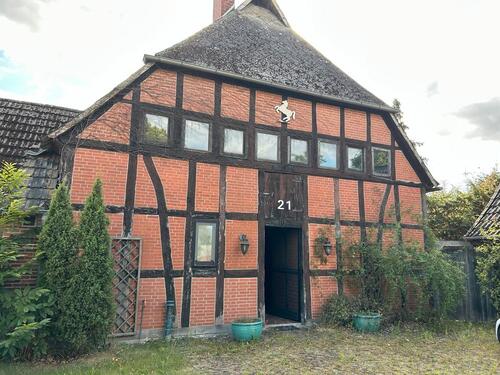 Foto - Schönes altes Fachwerkhaus mit Nebengebäude auf großem Grundstück
