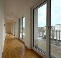 Sofort bezugsfrei: Modernes 3-Zimmer-Penthouse mit TG-Stellplatz und Panorama-Fensterfront - Regensburg Galgenberg