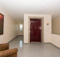 Dachgeschosswohnung mit Parkplatz, Aufzug, EBK und Dachterrasse - Klein Berßen