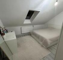 Schöne helle Dachgeschosswohnung mit 3 Zimmern ( 870€) in walle - Bremen Obervieland