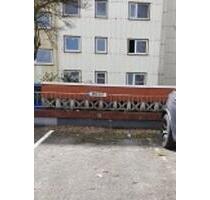 Außenstellplätze vor dem Gebäude in Rodgau zu vermieten