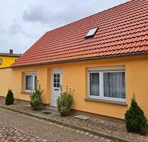 Reihenendhaus mit Garagen und Innenhof - Neukalen