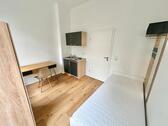 Foto - Modern möbliertes Zimmer in kernsaniertem Altbau