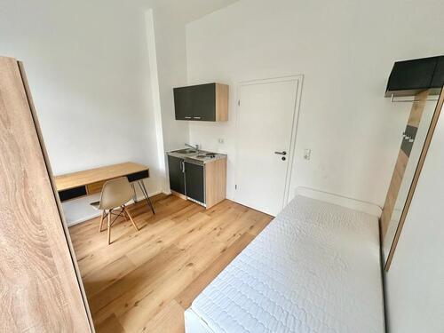Foto - Modern möbliertes Zimmer in kernsaniertem Altbau