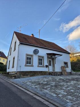 Foto - Sandsteinhaus in zentraler Lage von Medard – großes Grundstück &