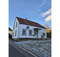 Sandsteinhaus in zentraler Lage von Medard – großes Grundstück &