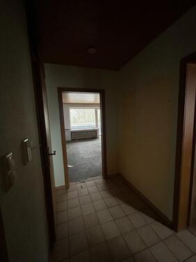 Foto - Renovierungsbedürftige 3-Zimmer-Wohnung mit Balkon im 1. OG in Gl