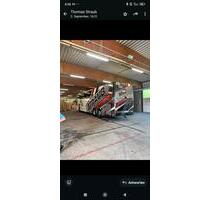 Stellplätze für Wohnwagen in einer Halle mit Strom - Kruft
