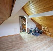 Dachgeschosswohnung Tageslichtbad ruhige Wohngegend - Büdingen
