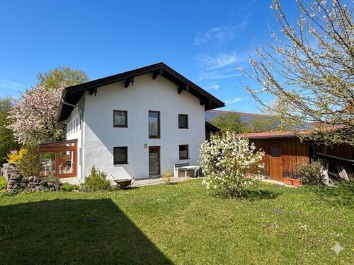 Foto - Vielseitiges Zweifamilienhaus mit großem Potenzial