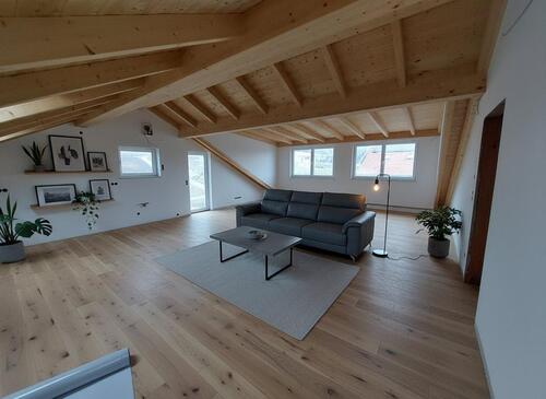 Foto - Neubau Wohnung mit Sichtdachstuhl und Balkon