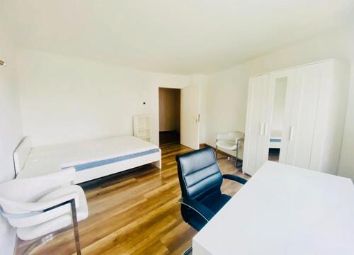 Foto - Großes WG Zimmer mit Balkon und einem Esszimmer