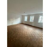 schöne helle 2 Raumwohnung Erdgeschoss zentrumsnah mit Parkettbod - Schmalkalden