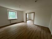 Foto - 3-Zimmer-Wohnung - in zentraler Lage von Hof - 1. Obergeschoss - PKW Stellplatz anmietbar - komplett renoviert