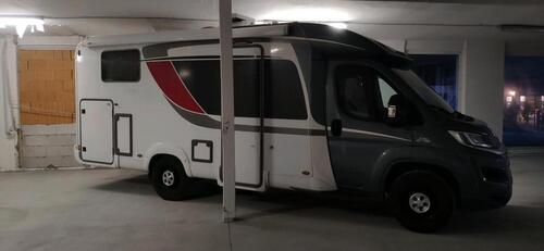 Foto - Wohnwagen Oldtimer Wohnmobil PKW Stellplatz Garage