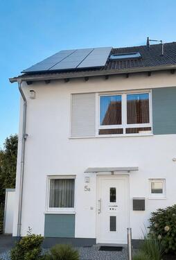 Foto - Moderne Doppelhaushälfte mit PV-Anlage, Garage und 2 Stellplätzen