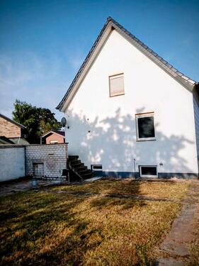 Foto - Haus mit Garten und Garage und Fahrradschuppen