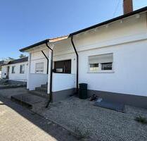 Stilvoll wohnen im Zweifamilienhaus - großzügige 3-ZKB im EG mit Kamin, Terrasse und Pergola - Neulußheim